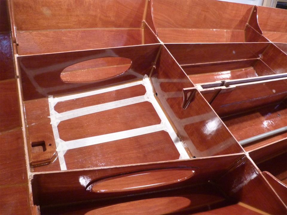 J'ai pos&eacute; les bandes de masquage pour faire l'antid&eacute;rapant dans le cockpit avant : je vais passer une couche fra&icirc;che d'&eacute;poxy sur ces surfaces, puis je saupoudrerai des microbilles de verre sur l'&eacute;poxy. 