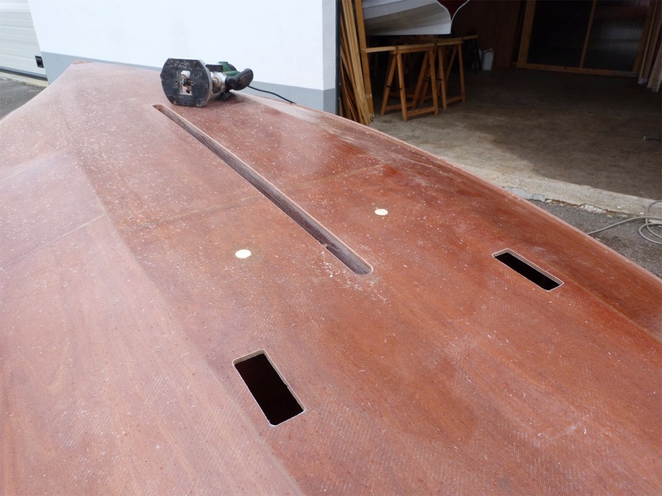 Et je termine avec une autre défonceuse (quel luxe d'outillage !) montée avec une fraise en quart de rond, afin d'arrondir les arêtes de cette ouverture.