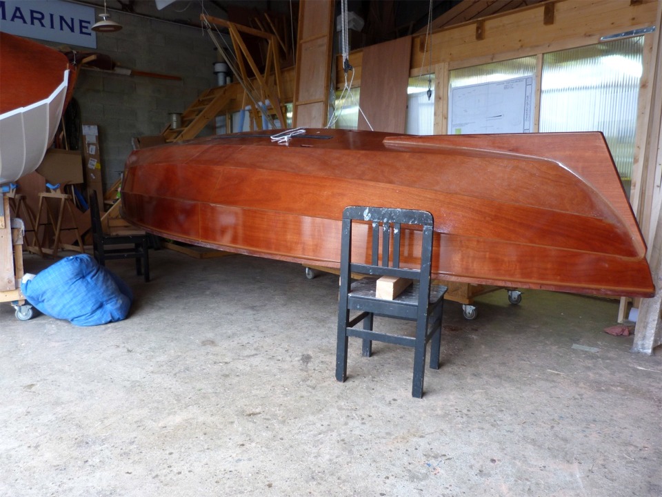 Il est temps de remettre la coque à l'endroit et j'ai décidé de le faire seul, en m'aidant d'un palan accroché à la charpente métallique du toit. Après avoir un peu soulevé un coté de la coque, je la transfère du chariot vers les deux chaises. 