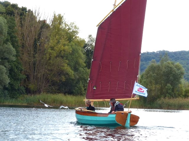 Le bateau est vif et d&eacute;marre &agrave; la moindre ris&eacute;e. 