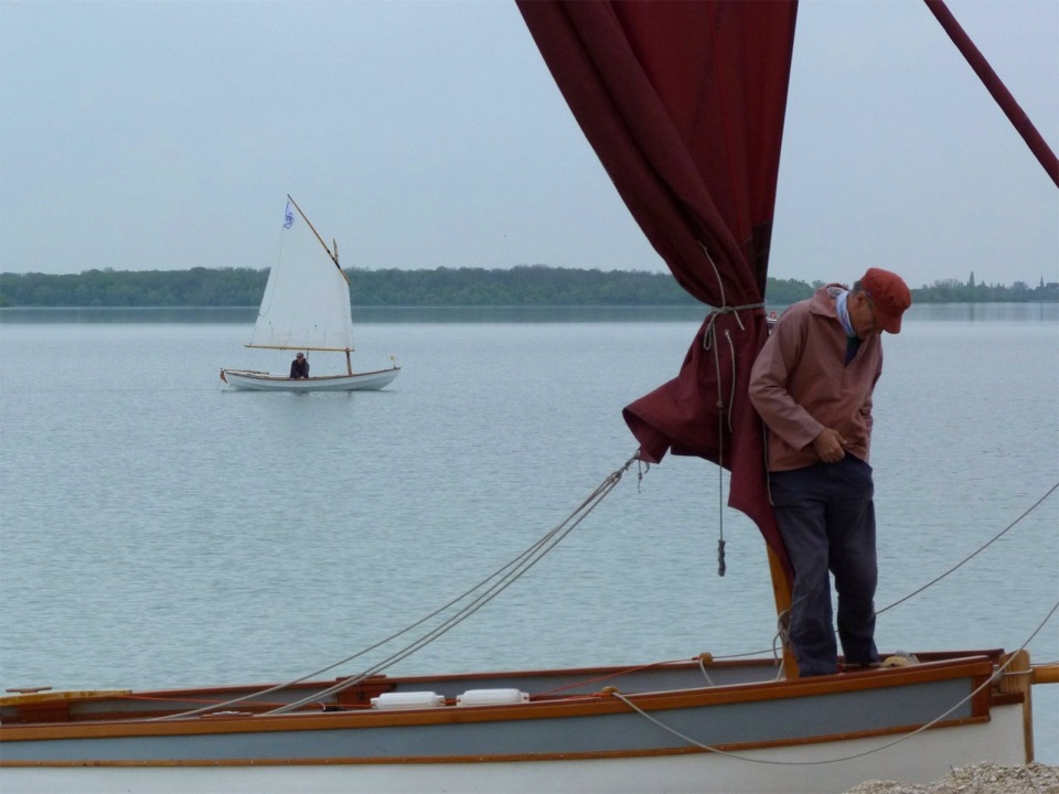 Au premier plan, le Pirmil Thema est arrivé le premier, dès le vendredi midi, et c'est le Skerry "La Marie Pupuce" de Gérard que l'on aperçoit déjà sous voile. 