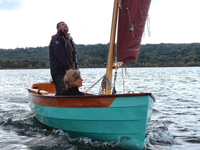 Se tenir debout est bien loin de l'exploit sur une eau si plate, d'autant plus que l'inertie du bateau est cons&eacute;quente et ses mouvements sont doux. 