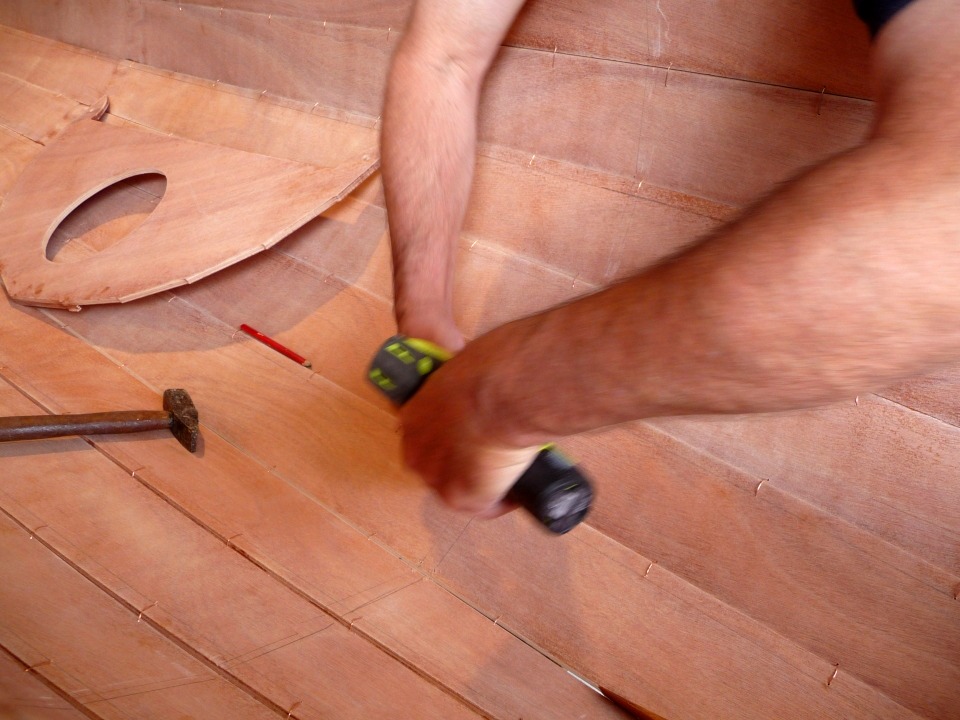 Une fois la position de la cloison avant &eacute;tablie, nous avons trac&eacute; son contour sur le bord&eacute; et per&ccedil;ons pour la suturer dans la coque. 