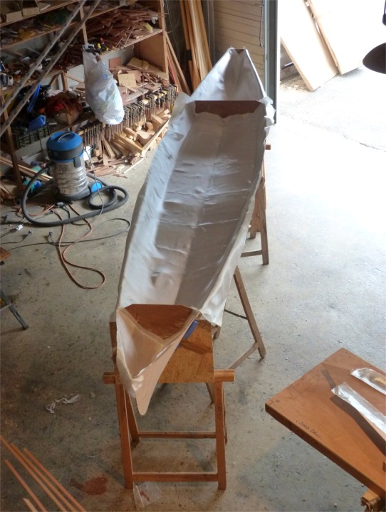 Nous avons drap&eacute; un tissu de verre sur toute la surface int&eacute;rieure de la coque du Wood Duck Double en vue de sa stratification. 