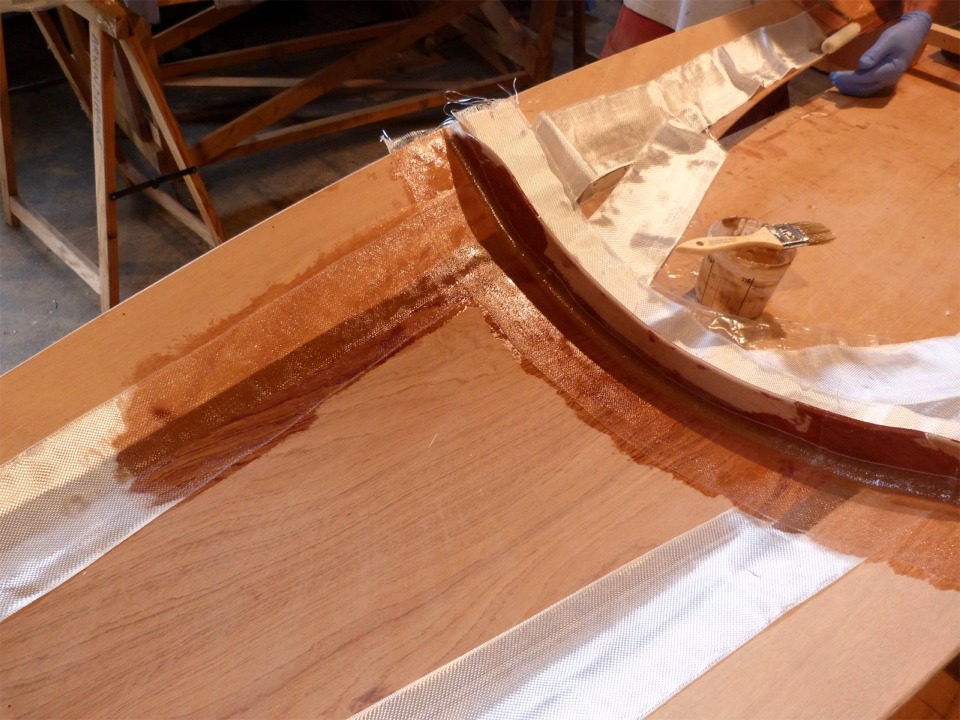 L'arceau visible sur cette image est une pi&egrave;ce que nous avons ajout&eacute;e en supprimant le couple temporaire de formage de l'avant, afin de mieux conserver la forte courbure du pontage avant et surtout de le renforcer en vue des contraintes qui seront impos&eacute;es par le bras de liaison avant du SailRig. 