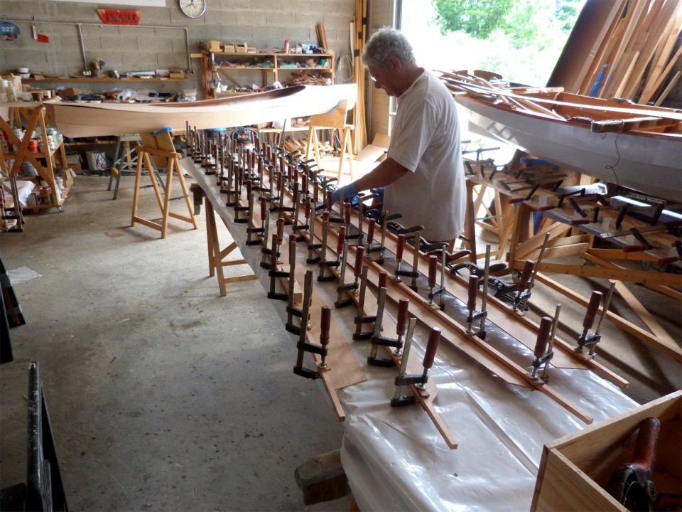 Pierre finit d'ajuster le collage des serres bauqui&egrave;res des flotteurs du SailRig. 