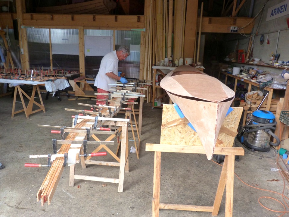 Pierre ajuste les derni&egrave;res presses sur le moule du second bras de liaison. Il est clair que le pont du Wood Duck Double s'ennuie : il dissimule &agrave; peine un baillement... 