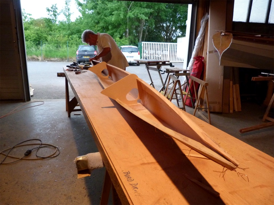 Les "ailes" qui d&eacute;passent des deux cloisons des flotteurs serviront &agrave; les fixer sur les bras de liaison qui les connecteront au Wood Duck Double. 