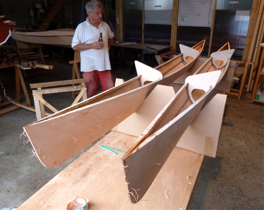 Dimanche soir : Pierre contemple son travail de ce jour alors que nous nous accordons une cervoise ti&egrave;de pour c&eacute;l&eacute;brer le collage des flotteurs ! 