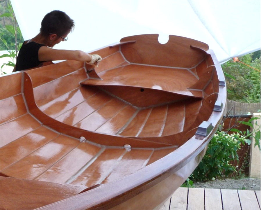 Les neuf images suivantes nous viennent des Alpes Maritimes (et du Var) : il s'agit de la finition et surtout des premiers essais de la Yole de Chester d'Annick et Emmanuel, dont vous avez pu suivre la construction accompagn&eacute;e r&eacute;cemment. 