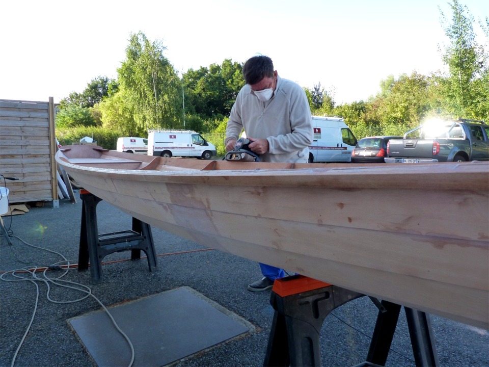 Nous passerons ensuite &eacute;galement un coup de ponceuse &agrave; bande sous les listons, pour &eacute;liminer les sur&eacute;paisseurs de colle, puis nous passerons un coup de d&eacute;fonceuse avec une fraise guid&eacute;e en quart de rond pour casser l'ar&ecirc;te sup&eacute;rieure ext&eacute;rieur des listons. 