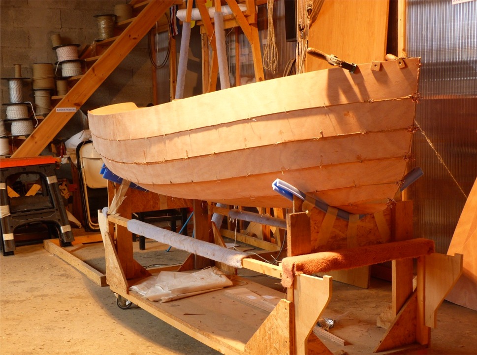 Le lendemain, je remets le Youyou &agrave; l'endroit afin de couper et d'extraire toutes les sutures entre les bord&eacute;s. Je laisse en place celles qui tiennent la membrure centrale, qui n'est pas encore coll&eacute;e, et celles de l'&eacute;trave et du tableau car je crains (&agrave; l'&eacute;trave au moins) que les efforts des bord&eacute;s soient trop fort pour l'&eacute;poxy encore assez "tendre" apr&egrave;s une nuit de durcissement. 