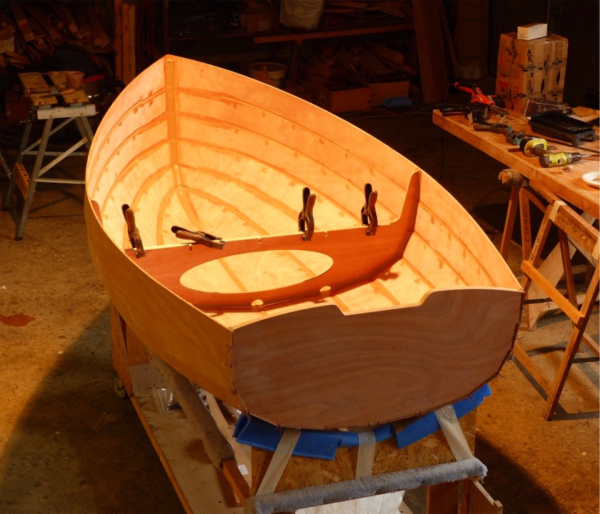 J'ai fait le joint de quille et enlev&eacute; les bandes de masquage, puis j'ai d&eacute;mont&eacute; la guirlande et fait tous les joints entre les bord&eacute;s, puis j'ai termin&eacute; en faisant les joints-cong&eacute;s autour de la membrure centrale. 