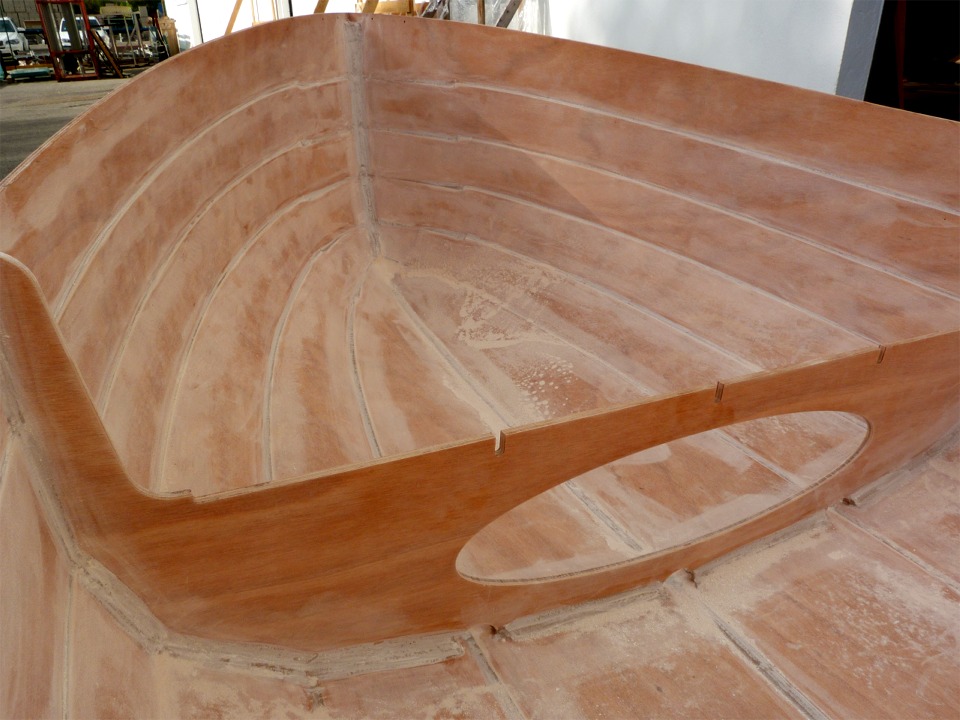 Cette semaine, je continue la construction d'un Youyou que j'ai commenc&eacute;e la semaine derni&egrave;re. Sur cette image, je viens de poncer les joints int&eacute;rieurs en pr&eacute;lude &agrave; la stratification. J'ai aussi gratt&eacute; et ponc&eacute; les joints ext&eacute;rieurs, ce que l'on ne voit pas ici, en vue de passer une seconde couche d'&eacute;poxy charg&eacute;e sur ces joints. 