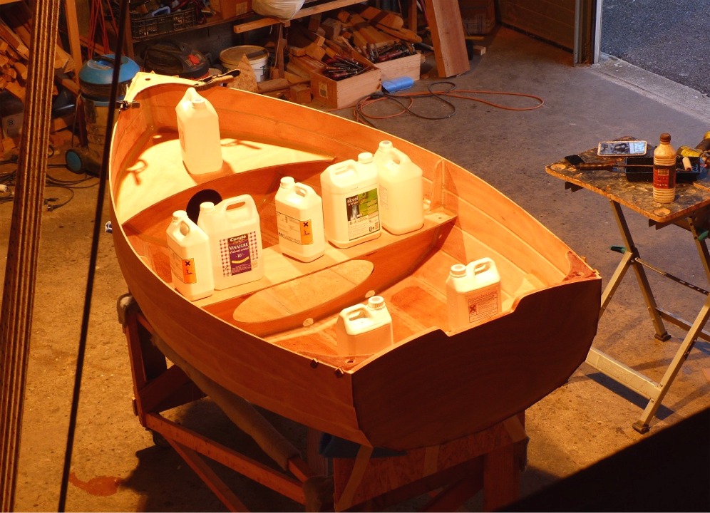 Je termine la journ&eacute;e en collant les dessus des caissons &eacute;tanches avant et arr&egrave;re, ainsi que le banc central avec ses supports. J'ai aussi coll&eacute; en place la guirlande et les courbes de tableau. J'enl&egrave;verai les vis temporaires de ces pi&egrave;ces d&egrave;s que l'&eacute;poxy aura durci. 