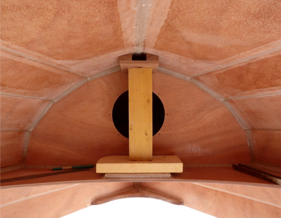 Pour fixer le pied de m&acirc;t, je dois percer pour 4 vis inox qui le tiendront en plus de son collage &agrave; l'&eacute;poxy. A cette fin, j'ai retourn&eacute; le Youyou et cal&eacute; le pied de m&acirc;t en place &agrave; l'aide de ces deux chutes de sapin. 