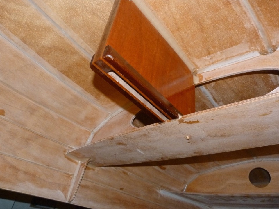 Voici le puits de d&eacute;rive coll&eacute;, avec des joints-cong&eacute;s nettement plus cons&eacute;quents &agrave; son pied. Il est tenu par trois vis inox, dont une &agrave; travers le banc central. On aper&ccedil;oit le bouchon (d&eacute;coup&eacute; dans une chute d'okoum&eacute; massif) qui dissimulera la t&ecirc;te de cette vis. Il me restera &agrave; ouvrir l'arri&egrave;re de l'ouverture haute du puits qui entamera l'avant du banc. 