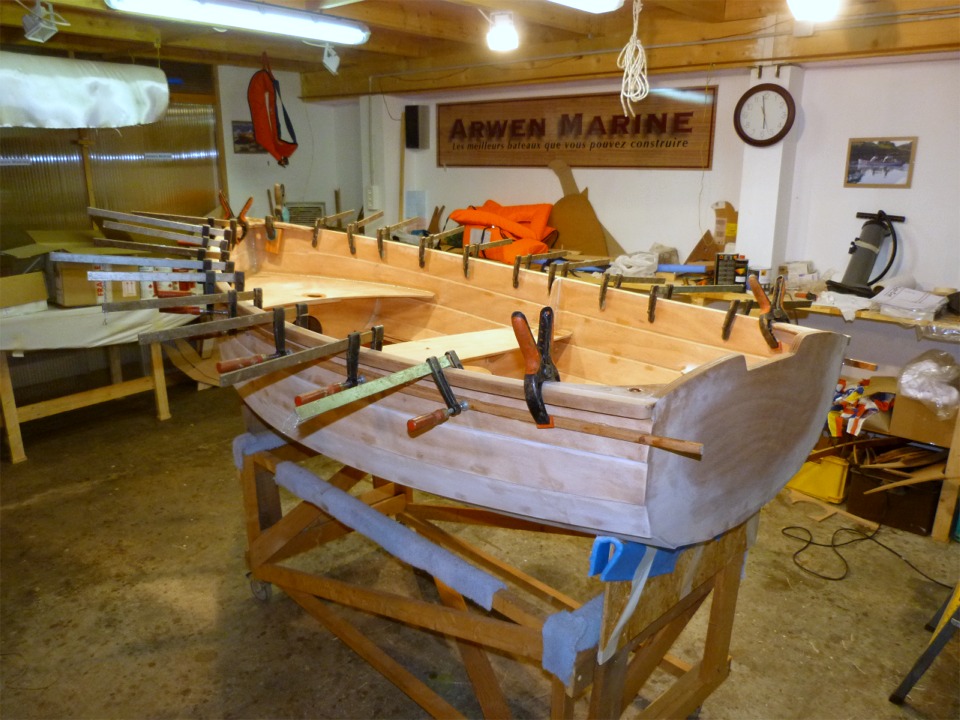 Collage des petits listons secondaires qui cr&eacute;ent une gorge pour tenir en place le gros cordage qui fera une d&eacute;fense p&eacute;rim&eacute;trique au Youyou. Il va falloir que je me d&eacute;cide &agrave; ranger un peu le bazar qui encombre l'atelier. 