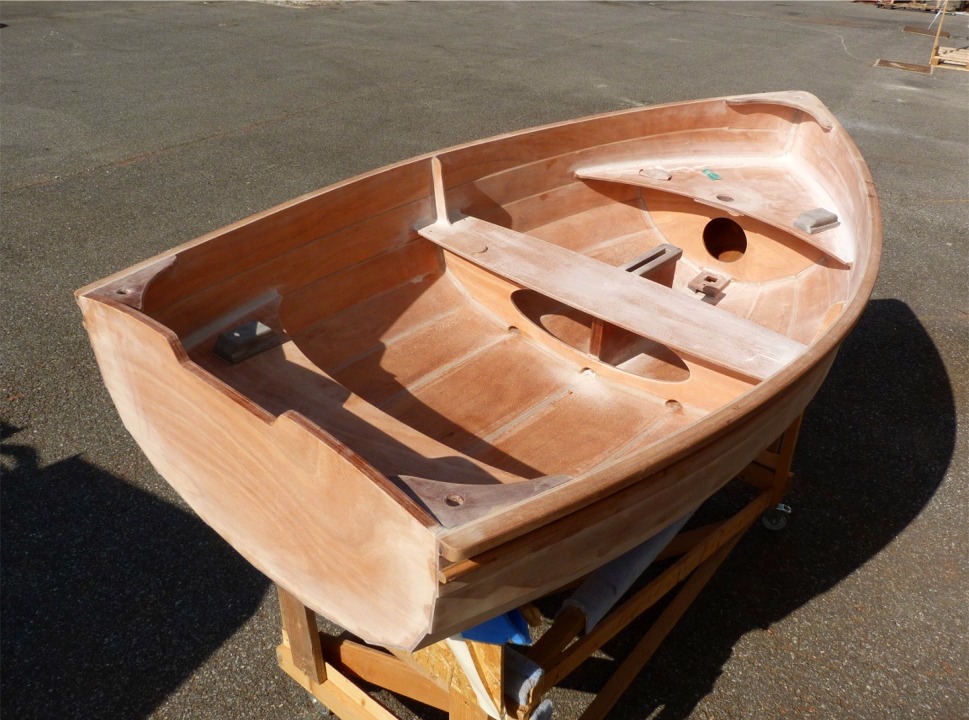 Je profite du soleil et j'ai sorti le Youyou pour rattrapper mon retard sur le pon&ccedil;age de tous ces joints et raccords d'&eacute;poxy. 