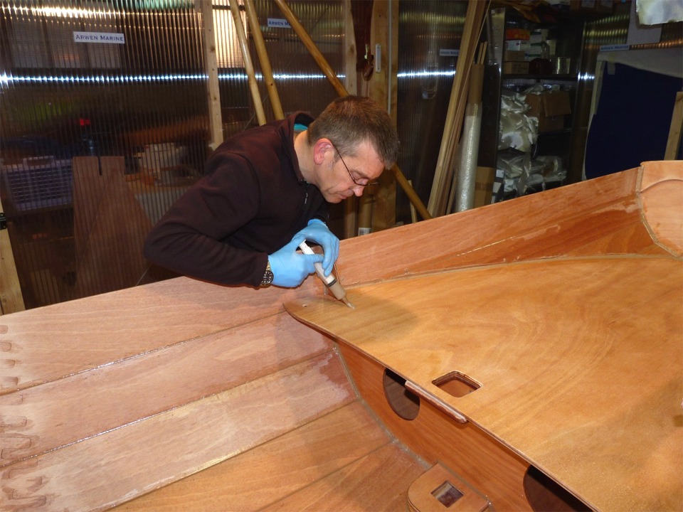 Jean s'applique au contournement le la t&ecirc;te de membrure avant sur b&acirc;bord. 