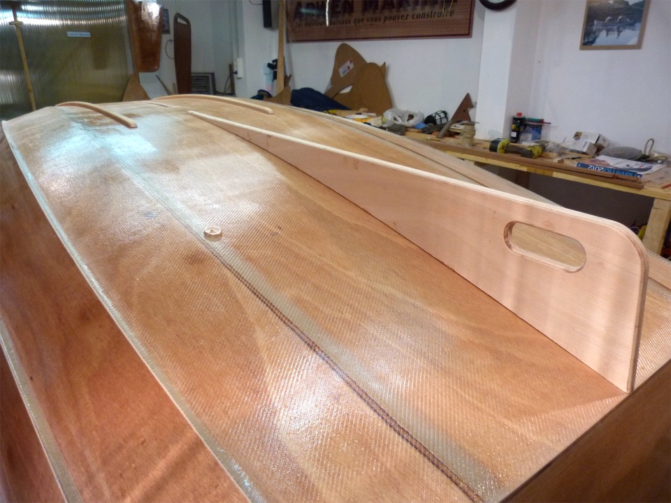 Voila l'aileron pos&eacute; "&agrave; sec". Nous avons admir&eacute; la pr&eacute;cision de la d&eacute;coupe cot&eacute; sole, que nous n'avons pas eu &agrave; adapter. Nous avons aussi viss&eacute; les fausses quilles lat&eacute;rales, &eacute;galement sans colle pour l'instant. Notez que nous n'avons pas encore coup&eacute; le bout du nable qui d&eacute;passe &agrave; travzers la sole. 