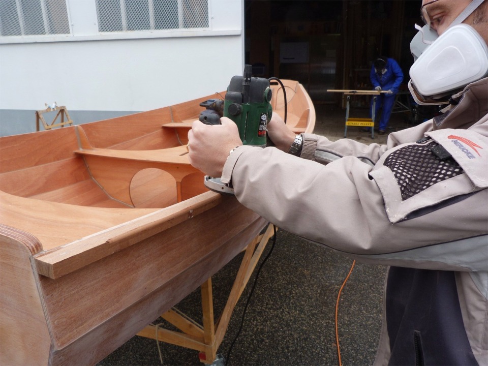 Le travail &agrave; la d&eacute;fonceuse est nettement plus facile. Les seules pr&eacute;cautions &agrave; prendre sont de tenir la semelle de l'outil &agrave; plat sur le dessus des listons et de ne pas appuyer trop fort le guide qui marquerait la surface du bois. 