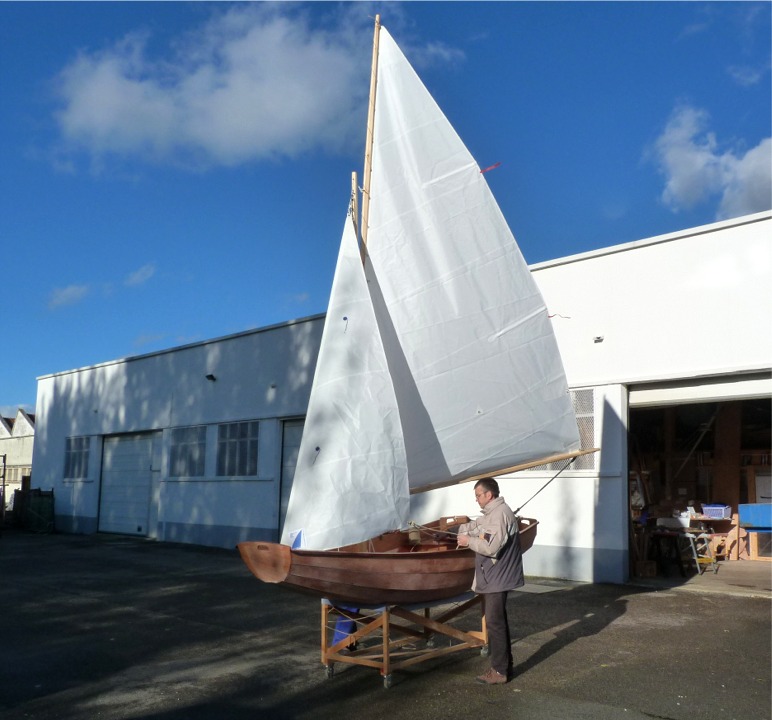 Voila qui est fait, le PassageMaker Dinghy a fi&egrave;re allure avec son gr&eacute;ement de sloup houari ! 