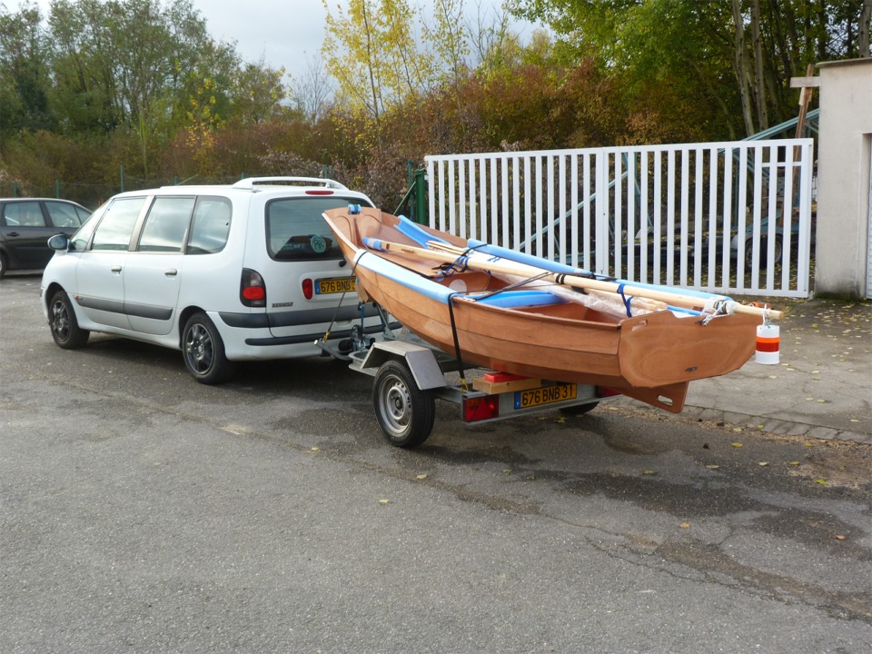 Et le lendemain matin, lundi et neuvi&egrave;me jour, le PassageMaker Dinghy est charg&eacute; sur sa remorque et tout cet &eacute;quipage prend la route de Toulouse. 