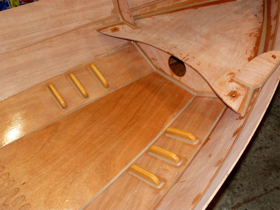 Et voila ce que cela donne avec de petits joints-cong&eacute;s tout autour de la base de chaque cale-pied (h&eacute; h&eacute;). Il y a donc trois positions pour les pieds du rameur : petit, moyen et grand, avec des "crans" de 12 cm. On ajuste plus finement en avan&ccedil;ant ou reculant l'assise sur le si&egrave;ge. 