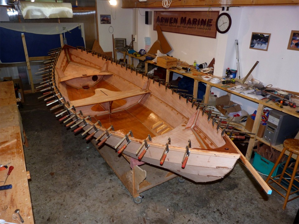 Je continue la construction de mon quatorzième Skerry, qui sera baptisé "Christophine" et naviguera en Aquitaine. Sur cette image, je viens de coller le premier pli des listons. 