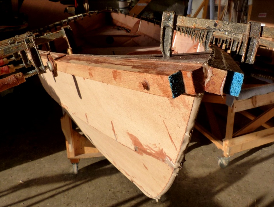 Gros plan sur le bouchon qui cache la vis qui sécurise le collage du liston à l'avant tribord. 