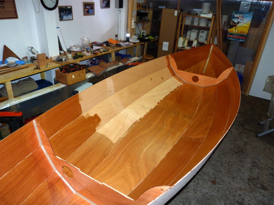 Pendant que l'&eacute;poxy durcit sur Christophine, je reviens sur le Skerry que j'avais cousu pour le reportage sur les kits, fin novembre. J'avais fait le premier collage sur l'ext&eacute;rieur et je n'&eacute;tais plus revenu dessus. J'ai d&eacute;pos&eacute; la cloison centrale et je commence par passer une couche d'&eacute;poxy pour impr&eacute;gner la surface du contreplaqu&eacute;. Notez comme le "mouill&eacute;" de l'&eacute;poxy met en valeur la texture de l'okoum&eacute;. 