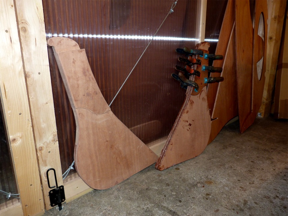 Voici le gouvernail de Christophine &agrave; gauche, et celui du second Skerry que j'avais cousu pour le reportage sur les kits fin novembre, &agrave; droite : la m&eacute;t&eacute;o encourage ce genre de petits travaux d'int&eacute;rieur... 