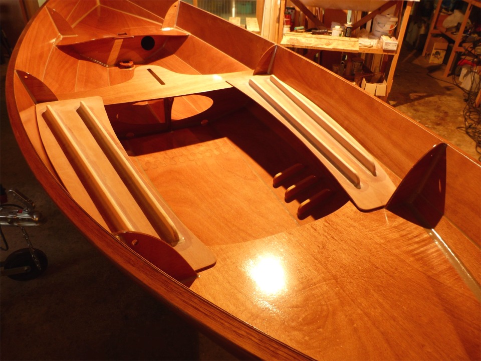 Voici les bancs pos&eacute;s &agrave; leur place &agrave; l'envers (et donc invers&eacute;s gauche-droite). Malgr&eacute; leur simplicit&eacute;, ces bancs p&egrave;sent 2.7 kg pi&egrave;ce, d'o&ugrave; l'int&eacute;r&ecirc;t de pouvoir les porter s&eacute;par&eacute;ment de la coque (qui p&egrave;se 45 kg). 