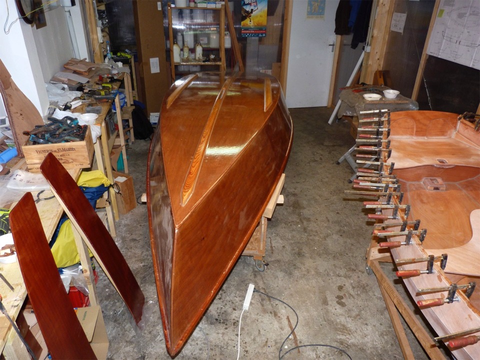 Le Jimmy Skiff rejoint la Prame d'Eastport au chaud pour une petite retouche d'&eacute;poxy. Je reste surpris du peu d'int&eacute;r&ecirc;t que suscite ce joli petit sharpie d'une simplicit&eacute; biblique (Arwen Marine colle &agrave; l'actualit&eacute;). Je me demande si je ne vais lui faire subir le m&ecirc;me traitement que le Skerry : un Jimmy Skiff de 18 ou 20 pieds, ce serait sans doute int&eacute;ressant... 