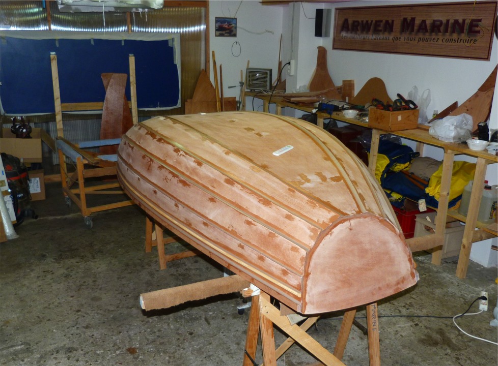 On redescend d'un &eacute;tage, afin de passer une seconde couche sur les joints ext&eacute;rieurs et boucher tous les trous des sutures. J'ai pos&eacute; deux thermom&egrave;tres sur la coque afin de contr&ocirc;ler sa temp&eacute;rature, car j'ai plac&eacute; un radiateur &agrave; bain d'huile de 2000W sous la coque. Il la maintient &agrave; 22&deg;C afin de favoriser le durcissement de l'&eacute;poxy. 