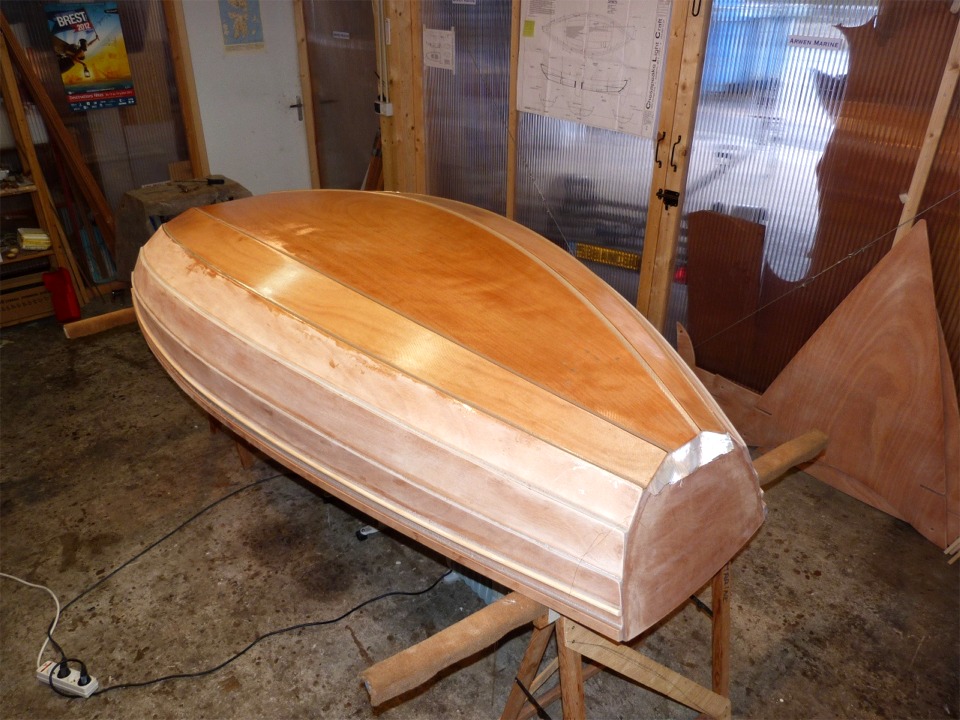 Et voila le travail. Il ne restera plus qu'&agrave; couper la petite "bavette" sur la marotte (et sur le tableau) avec de passer une seconde couche dans deux heures. Notez que j'ai doubl&eacute; le liston d'une baguette d'&eacute;pic&eacute;a dont le r&ocirc;le sera de cr&eacute;er une gorge pour tenir le gros cordage p&eacute;riph&eacute;rique. 