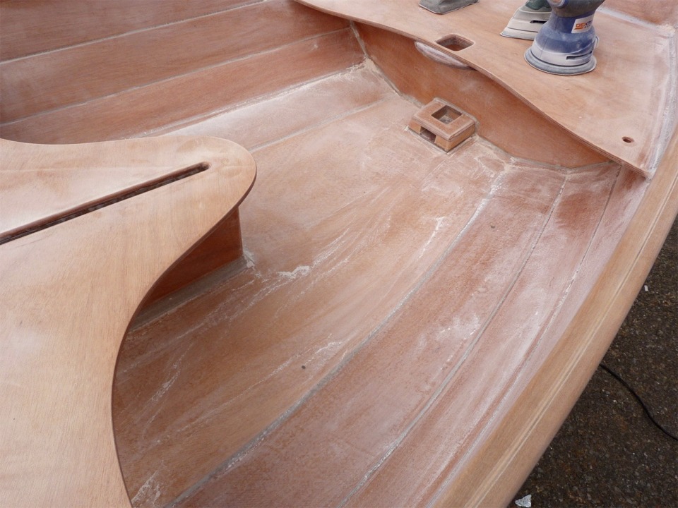 Gros plan sur le fond de la Prame d'Eastport : j'ai commenc&eacute; le pon&ccedil;age &agrave; la ponceuse orbitale, puis &agrave; la delta pour les coins, et je finis &agrave; la cale &agrave; poncer. 