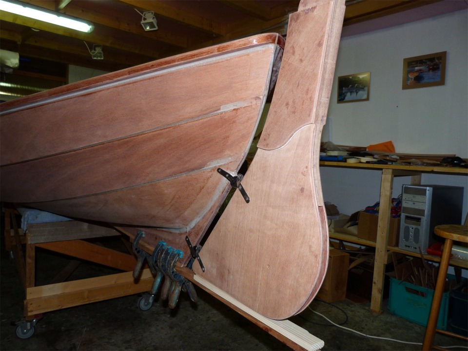 Fixation des ferrures de gouvernail sur l'&eacute;tambot de Christophine : les pinces tiennent un tasseau dans le prolongement de l'aileron, sur lequel est pos&eacute;e une baguette de 12 mm d'&eacute;paisseur afin de relever un peu la la semelle du gouvernail. Ainsi, lorsque le bateau talonnera ou s'&eacute;chouera, il ne reposera pas sur son gouvernail. 
