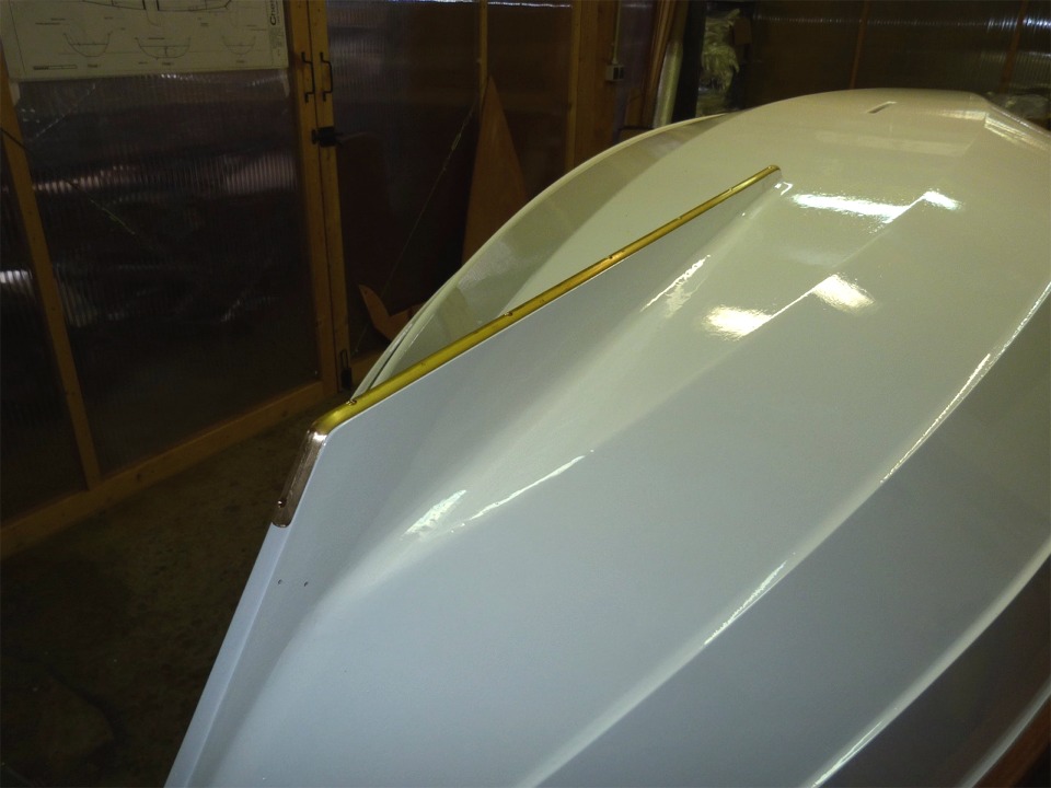 J'ai cintr&eacute; une barre de laiton en profil "demi-ovale" pour prot&eacute;ger le dessous de l'aileron de Christophine. 