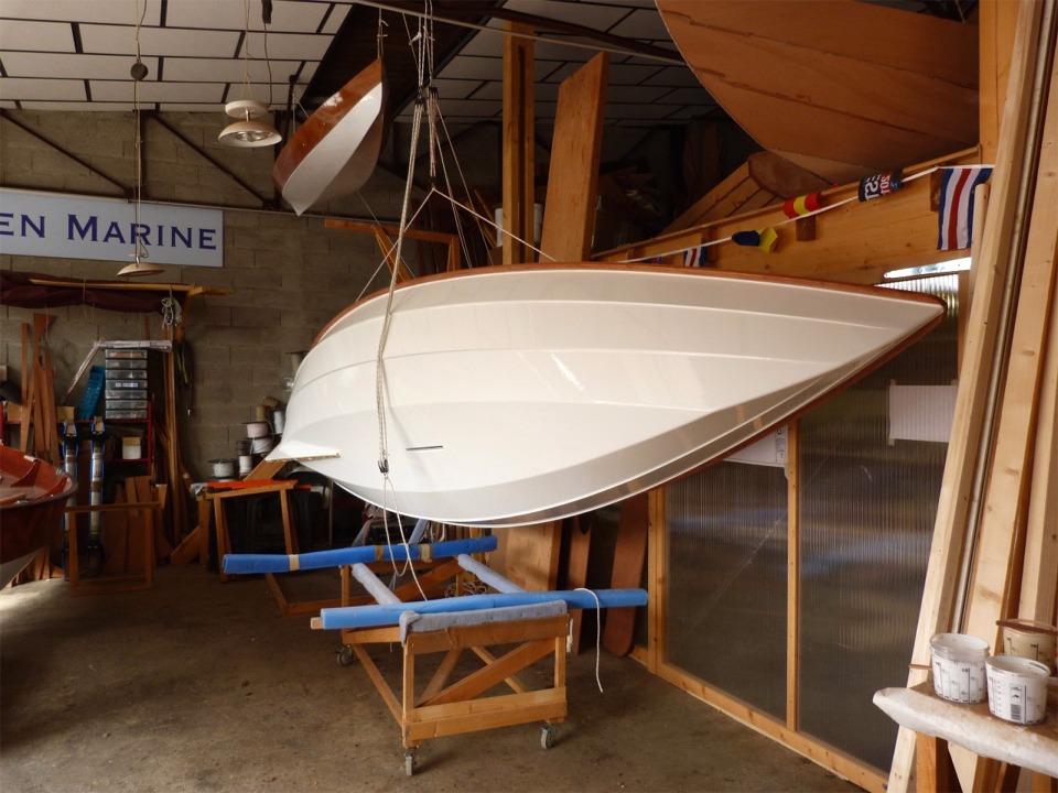 Retournement de situation pour Christophine. J'utilise les trous du haut des membrures avant et arri&egrave;re pour y saisir une patte d'oie sur chaque bord, je soul&egrave;ve un peu, puis je mollis un cot&eacute; pendant que je continue &agrave; monter l'autre. Sur cette image, je viens de choquer le palan b&acirc;bord et de d&eacute;faire sa patte d'oie. Plus qu'&agrave; bien positionner le chariot et &agrave; mollir doucement le palan tribord pour la reposer. Je ne me lasse pas d'admirer l'&eacute;l&eacute;gance de cette car&egrave;ne... 