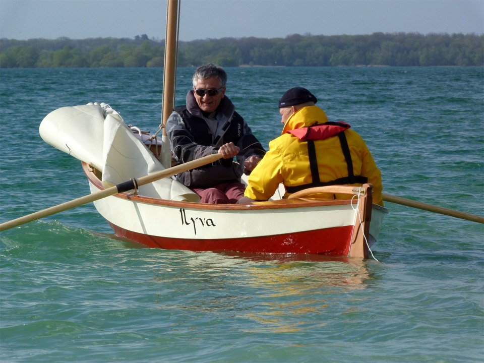 Pierre accompagne Francis pour cette première sortie, car Francis a beaucoup navigué sur des voiliers de compétition en modèle réduit, mais pratiquement jamais sur des voiliers "échelle 1"... C'est ensuite surtout Didier, skipper du Skerry "Chasse-Marée", venu de Brest sans son fidèle destrier, qui accompagna Francis le samedi et le dimanche pour l'aider à prendre "Ilyva" en main. 