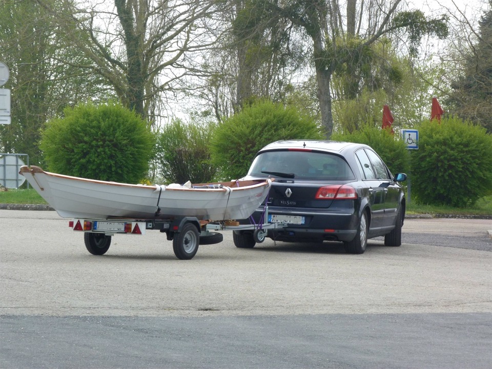 Le montage du Grand Narak 550 de Nautiraid intéresse bon nombre de participants et de visiteurs. Hélas, nous ne pourrons pas terminer son montage ni a fortiori l'essayer sur l'eau car il me manque un couple... Le bateau a été exposé avec d'autres modèles sur un salon et l'un des couples a été rangé dans le mauvais sac. 