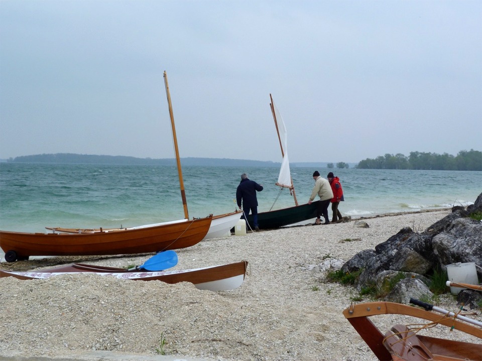 Si le soleil est absent, le vent est bien au rendez-vous, avec une belle brise de force 4 à 5. On aperçoit au premier plan mon Wood Duck 10, puis le Doryplume "Prise de Ris'k" de Bernard, l'avant de "La Marie Pupuce" et le Skerry "Piff" de Jean-David, prêt à partir avec deux ris dans sa voile à livarde modifiée. 