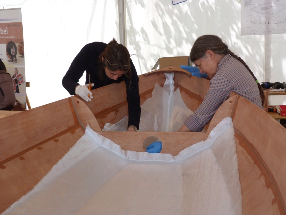 Les pièces de tissu sont grossièrement coupées à la taille des zones à couvrir. 