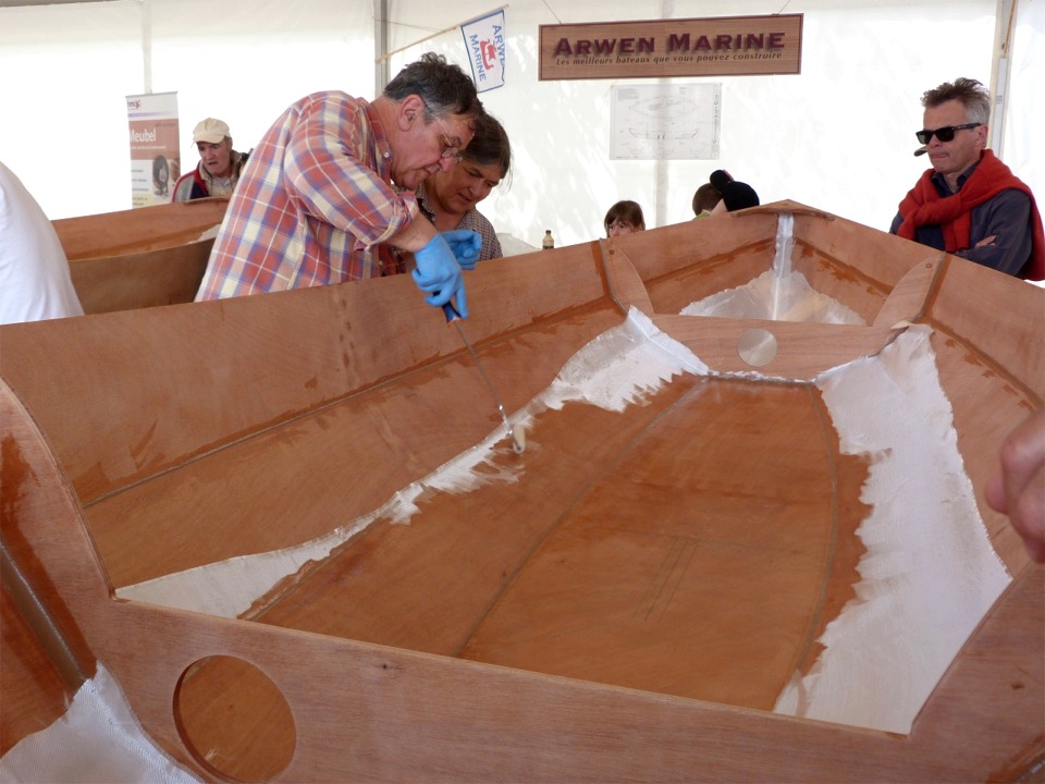 Nous couperons l'excédent de tissu au-dessus du joint entre les bordés 1 et 2, et il n'est donc pas saturé, comme on le voit à gauche au-dessus de l'ouverture de la trappe. 