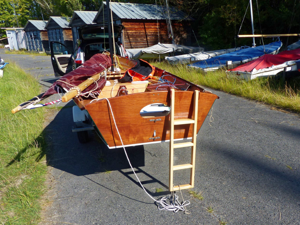 Mon chavirage s'est produit alors que j'étais à l'arrêt, voile en ralingue, occupé à parler à la VHF et totalement inattentif. Une vague plus grosse a simplement incliné le GIS au-delà du point de retour, il a commencé à se remplir par le côté et le poids du gréement a fait le reste avant que je réalise ce qui se passait. Parmi les leçons révisées ou apprises lors de ce chavirage, la difficulté de remonter à bord du bateau redressé (facile) a été la plus marquante : j'essayais de remonter par le côté au vent mais je n'étais pas assez rapide et mon poids allié au mouvement des vagues faisait rechavirer le bateau. Le tableau arrière est donc l'endroit naturel pour remonter, mais il est trop haut. J'ai donc immédiatement fabriqué une échelle à mon retour de Saint-Malo et nous sommes allés la tester en chavirant volontairement à la Base de Loisirs de Jablines. 