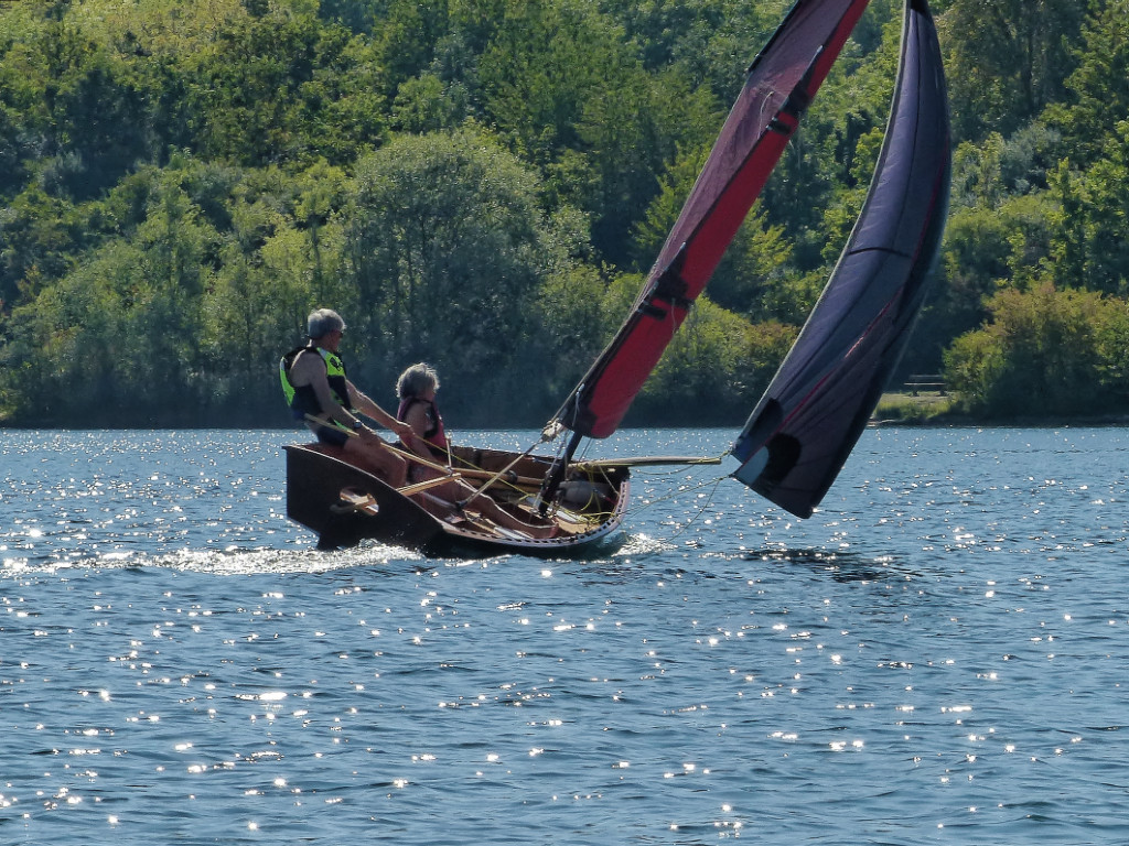J'étais sur Mounouf avec Benoit et j'en ai donc profité pour faire quelques photos : belle lumière et le bateau et son équipage étaient photogéniques ! 