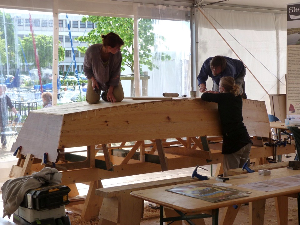 L'équipe de Skol ar Mor s'affaire sur le Charlotte Skiff afin de tenter d'être prête pour la mise à l'eau de ce soir. 