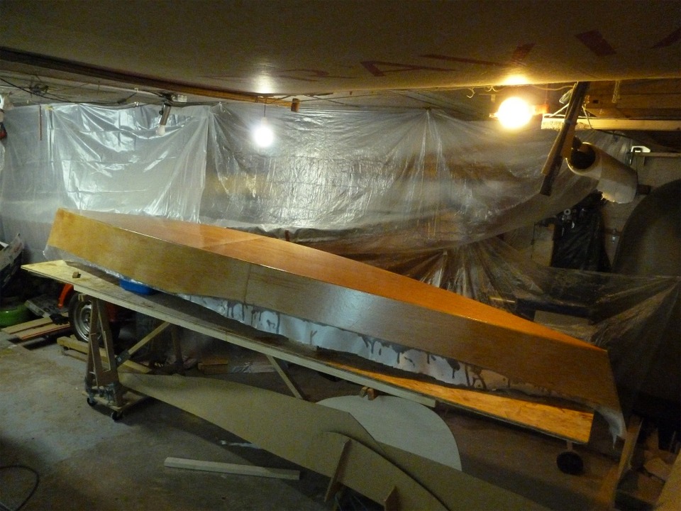 Stratification de la coque. La coque retourn&eacute;e montre la large sole qui facilite la construction. Voici ce qu'&eacute;crit Nick Schade de Ganymede : "Ce dessin est tr&egrave;s polyvalent. C'est un kayak stable et confortable, id&eacute;al pour la balade sur les petits plans d'eau abrit&eacute;s et les rivi&egrave;res, mais il convient &eacute;galement tr&egrave;s bien pour les plus aventureux qui pourront s'amuser avec dans les vagues et s'essayer au surf du fait de ses bouchains aig&uuml;s qui lui donneront des appuis tr&egrave;s fermes."